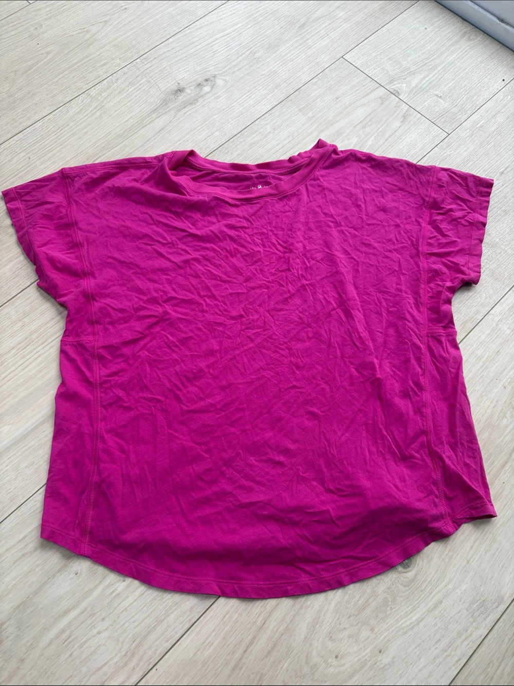 Lou & Grey Short Sleeve Crewneck Tee in Fuchsia Pink